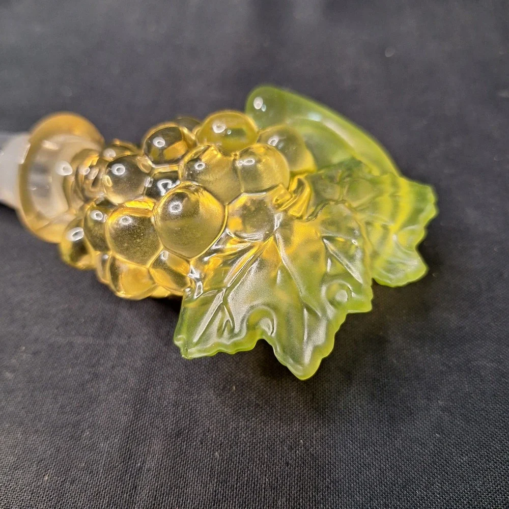 Vintage MIKASA‎ Glass Yellow Green Grape Cluster Wine Bottle Stopper Decorative